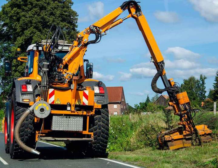 Fauchage herbes bords de route Ariège